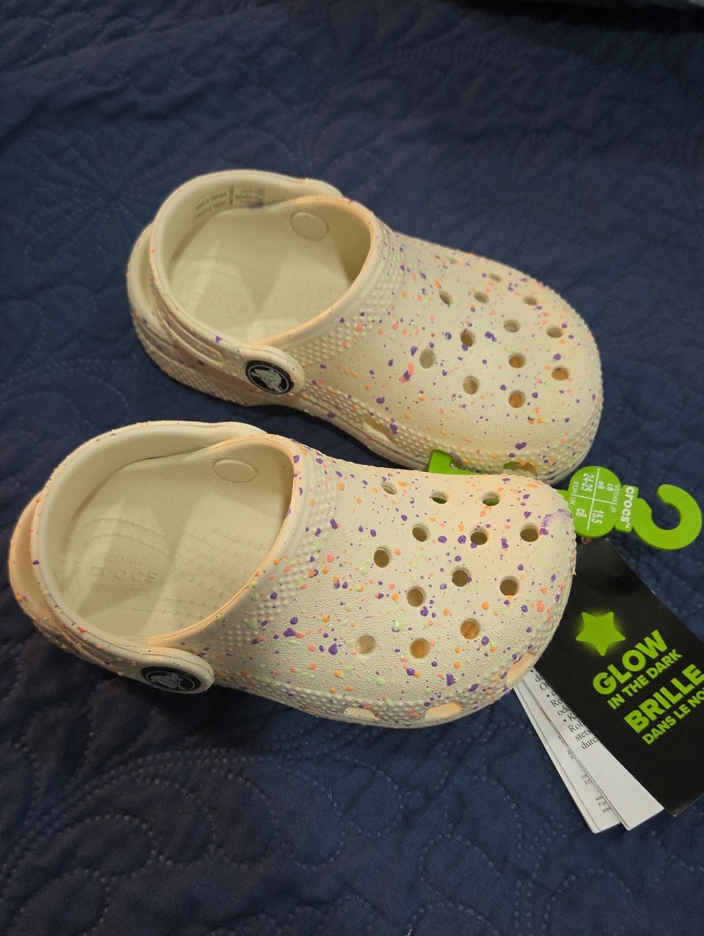 CROCS Toddler size 7 - Cream Glow in the Dark Clogs - Picture 2 of 5